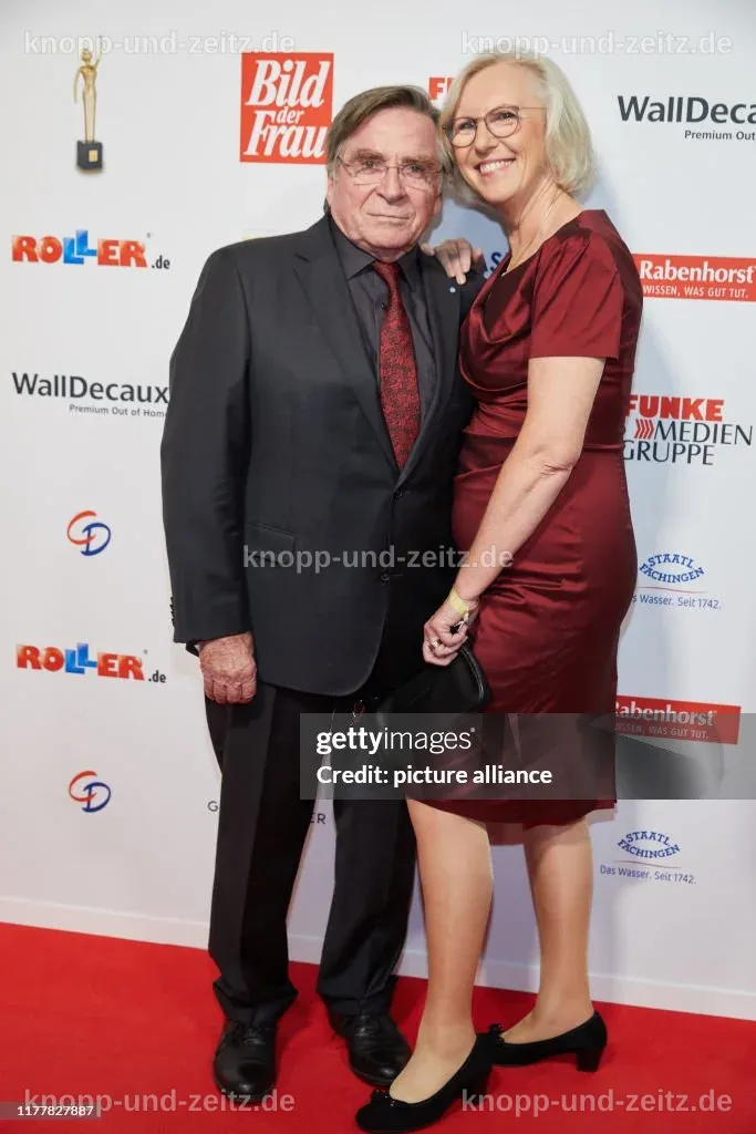 Anita Schlierf und Elmar Wepper auf dem roten Teppich, umgeben von Fotografen.