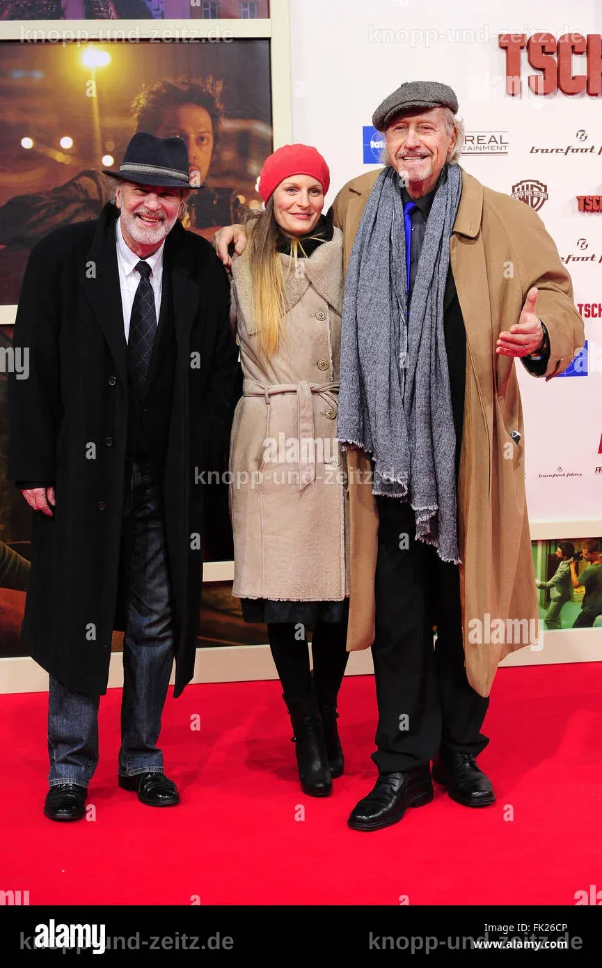 Peter Sattmann bei der Premiere von Tschiller: Off Duty im Zoopalast, umgeben von Gästen.
