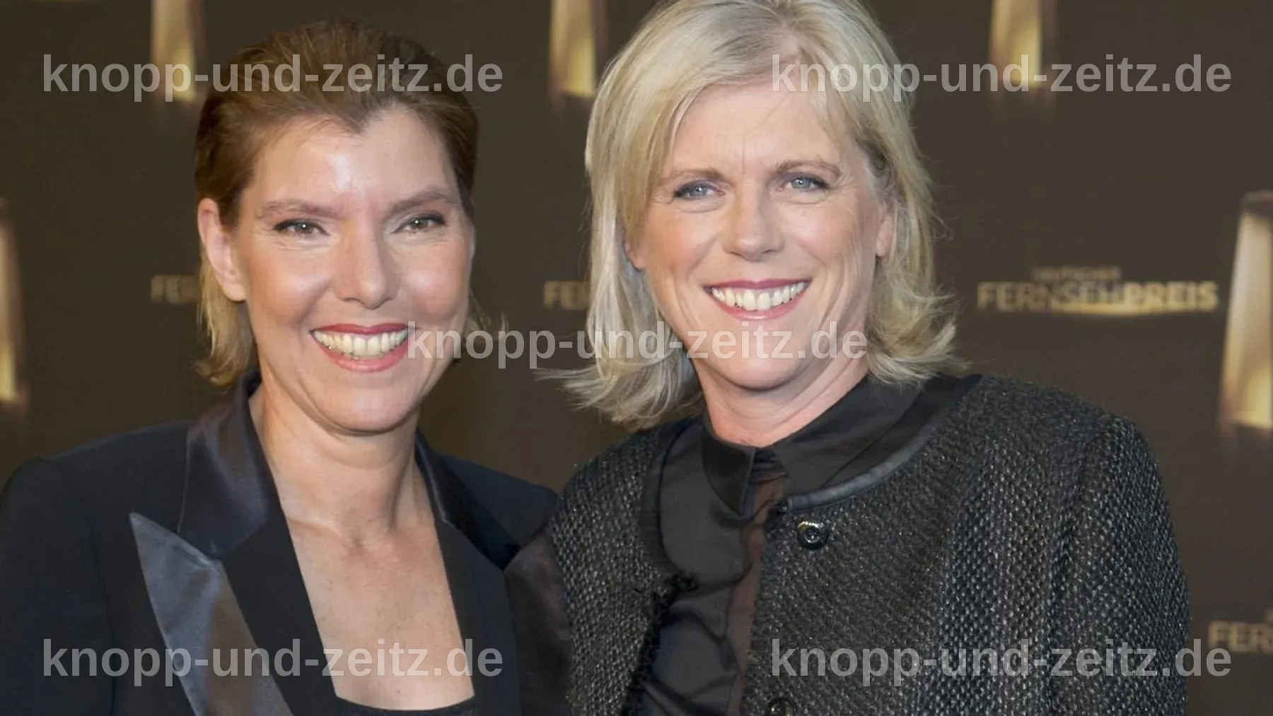 Bettina Böttinger und Martina während ihrer Hochzeitszeremonie in einem festlichen Ambiente.