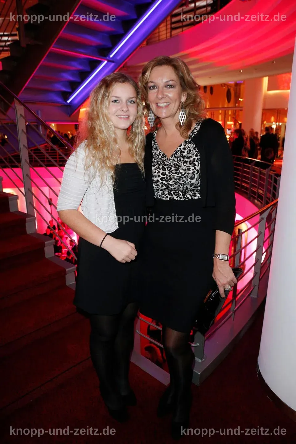 Vicky Leandros umarmt ihr Enkelkind, strahlend und glücklich.