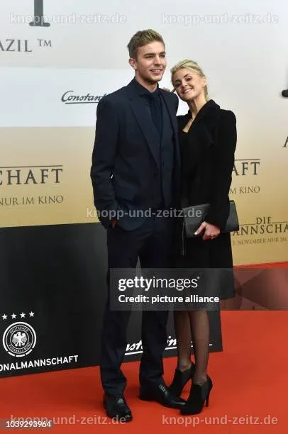 Celina Kramer lächelt während eines Events und posiert für die Kamera.