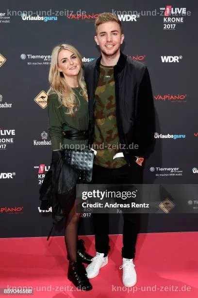 Nahaufnahme von Celina Kramer, die in einem eleganten Kleid strahlt.