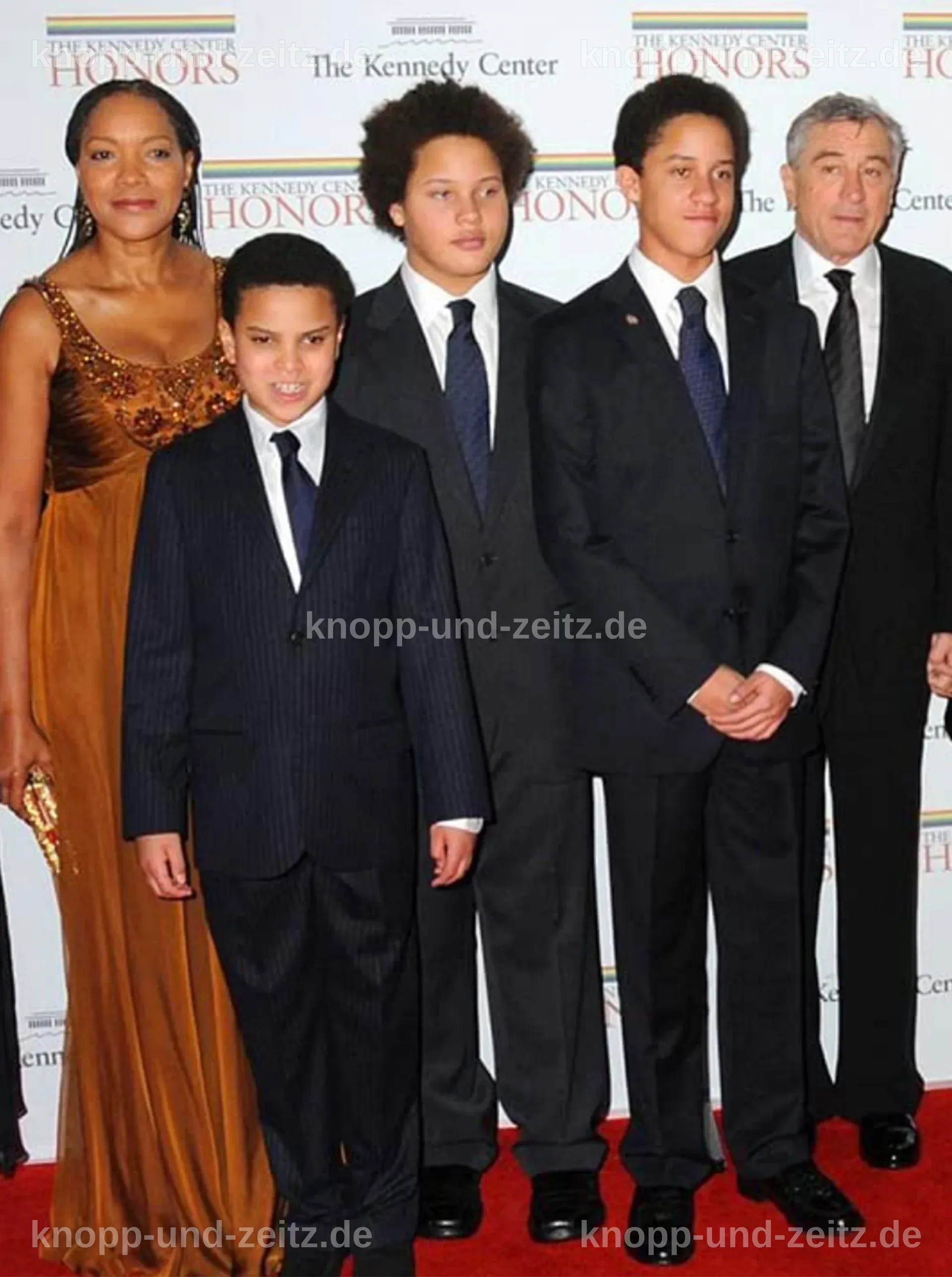 Robert De Niro umarmt seine Kinder bei einem Familienausflug.