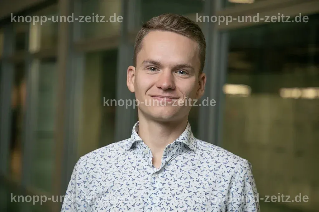 Fabian Drews präsentiert seine beruflichen Erfolge und Herausforderungen.