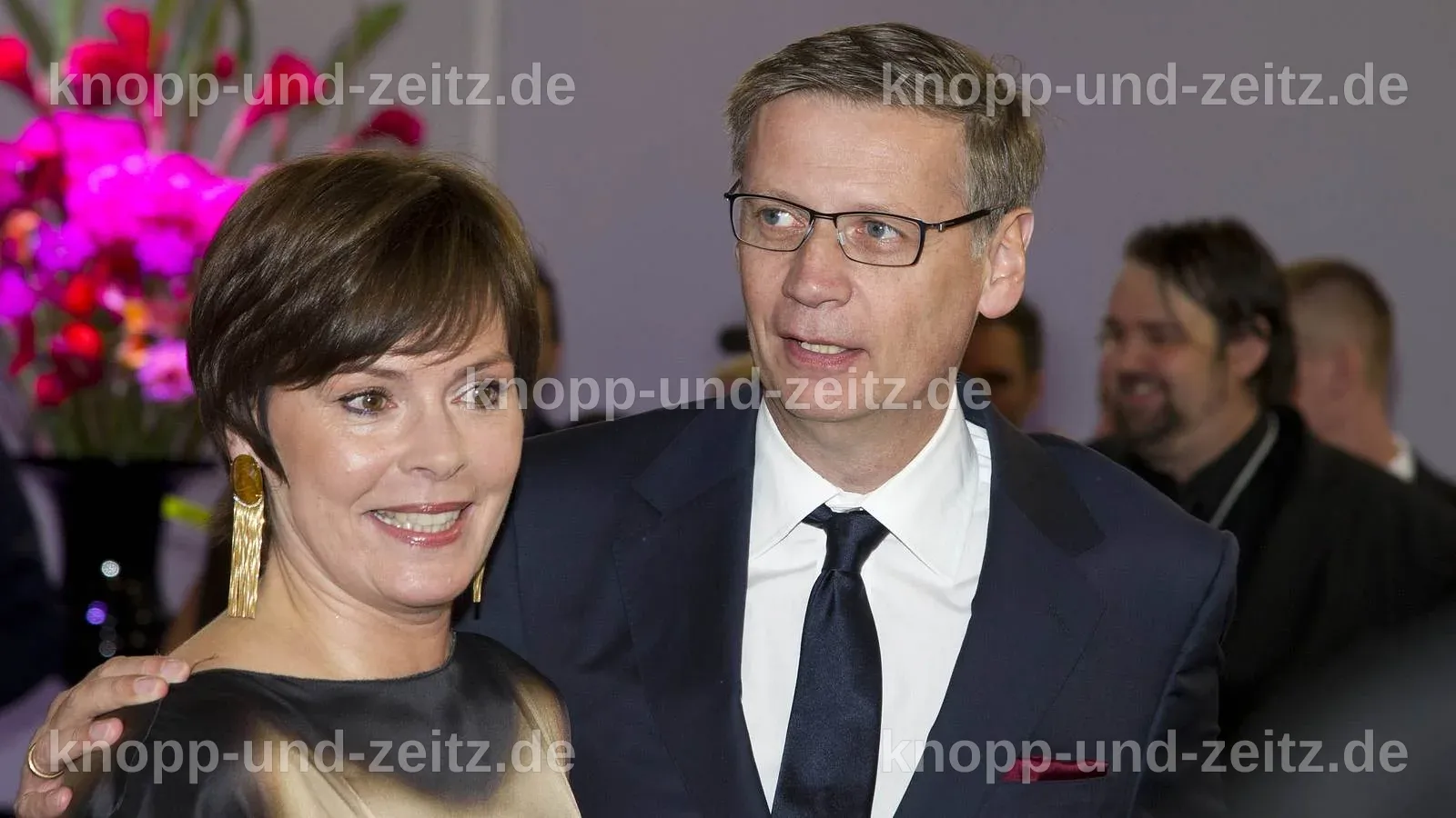 Günther und Thea Jauch posieren lächelnd nach 15 Jahren Ehe.