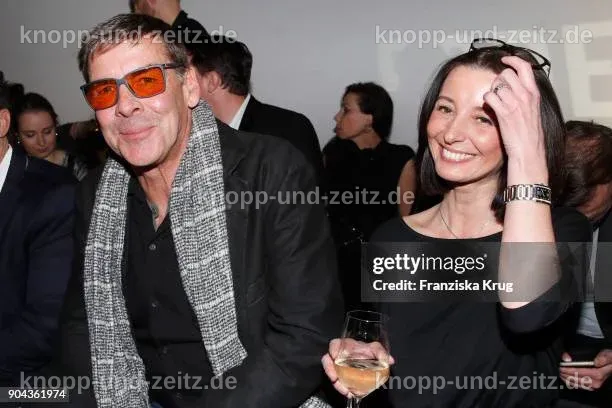 Sascha Hehn posiert vor einer Fotowand bei einer Veranstaltung.
