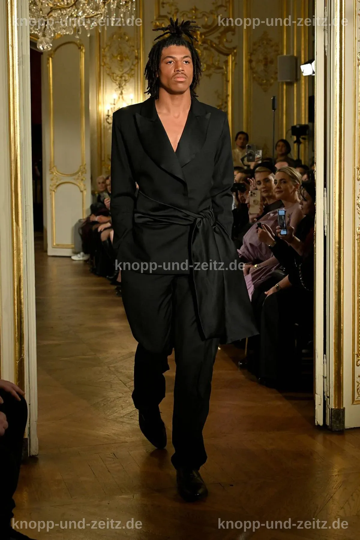 Henry Günther Ademola Dashtu Samuel debütiert bei der Pariser Fashion Week.