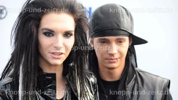 Bill Kaulitz spricht nachdenklich in einem Interview, mit einem ernsten Gesichtsausdruck.