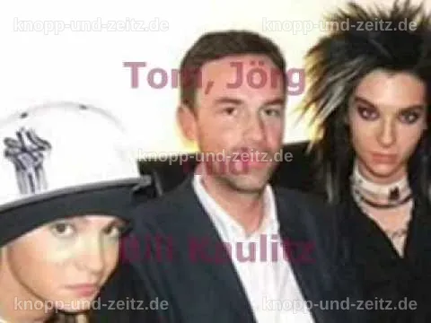 Bill und Tom Kaulitz posieren mit ihrer Mutter, die stolz in der Mitte steht.