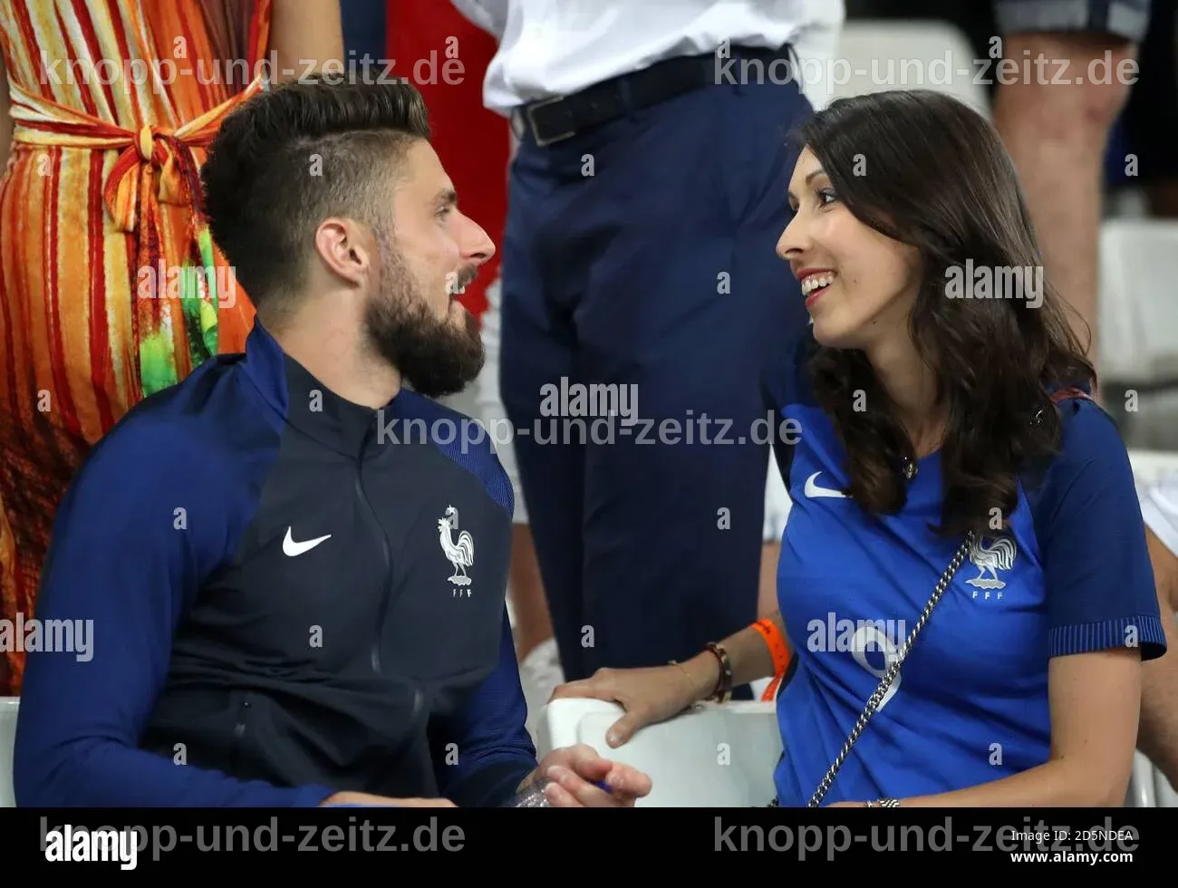Olivier Giroud feiert mit seiner Frau Jennifer nach einem Spiel.