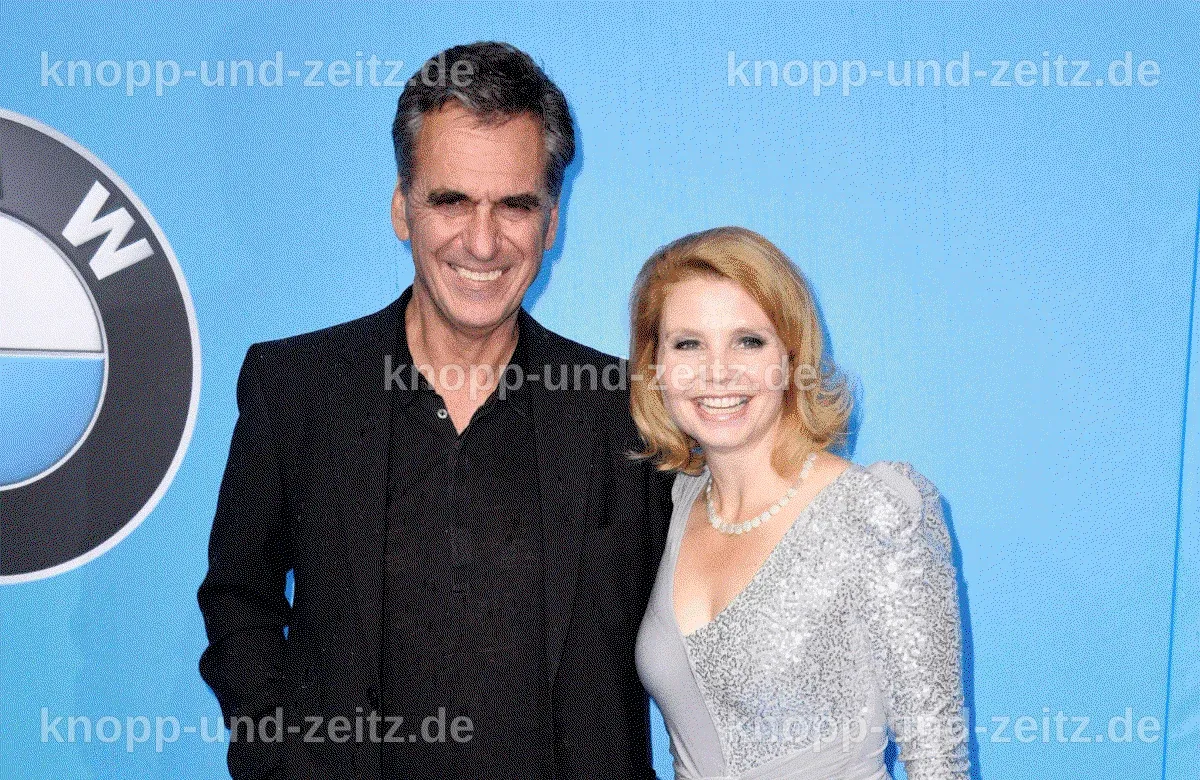 Annette Frier umarmt ihre Schwester und Kinder bei einem Familientreffen.