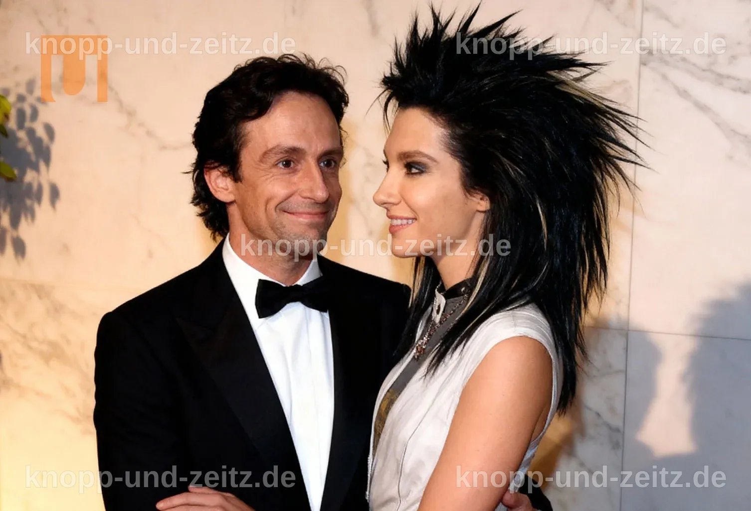 Jörg Kaulitz umgeben von seiner Familie, die seine Bedeutung für die Zwillinge zeigt.