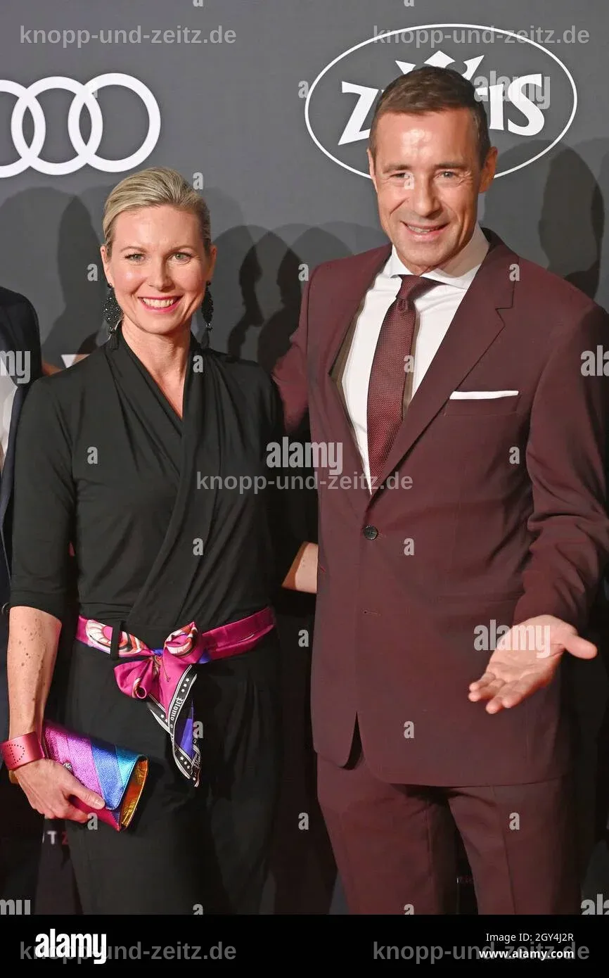 Kai Pflaume und Ilke stehen nebeneinander bei einer Preisverleihung.