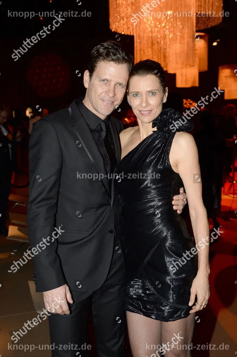 Klara Szalantzy in einem eleganten Kleid auf dem roten Teppich.