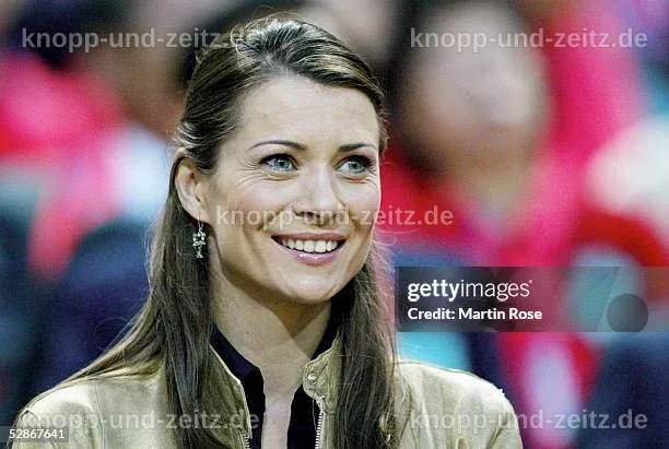 Klara Szalantzy mit einem Fußballspieler bei einer Veranstaltung.