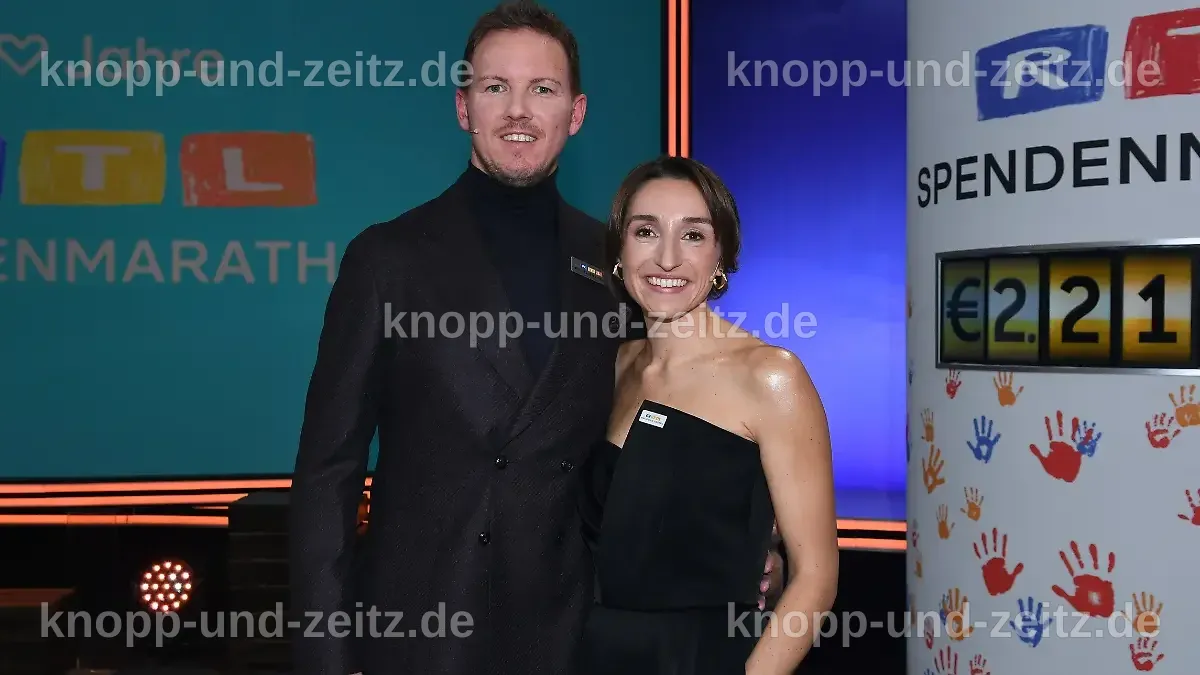 Julian Nagelsmann und Lena Wurzenberger lächeln beim RTL-Spendenmarathon.