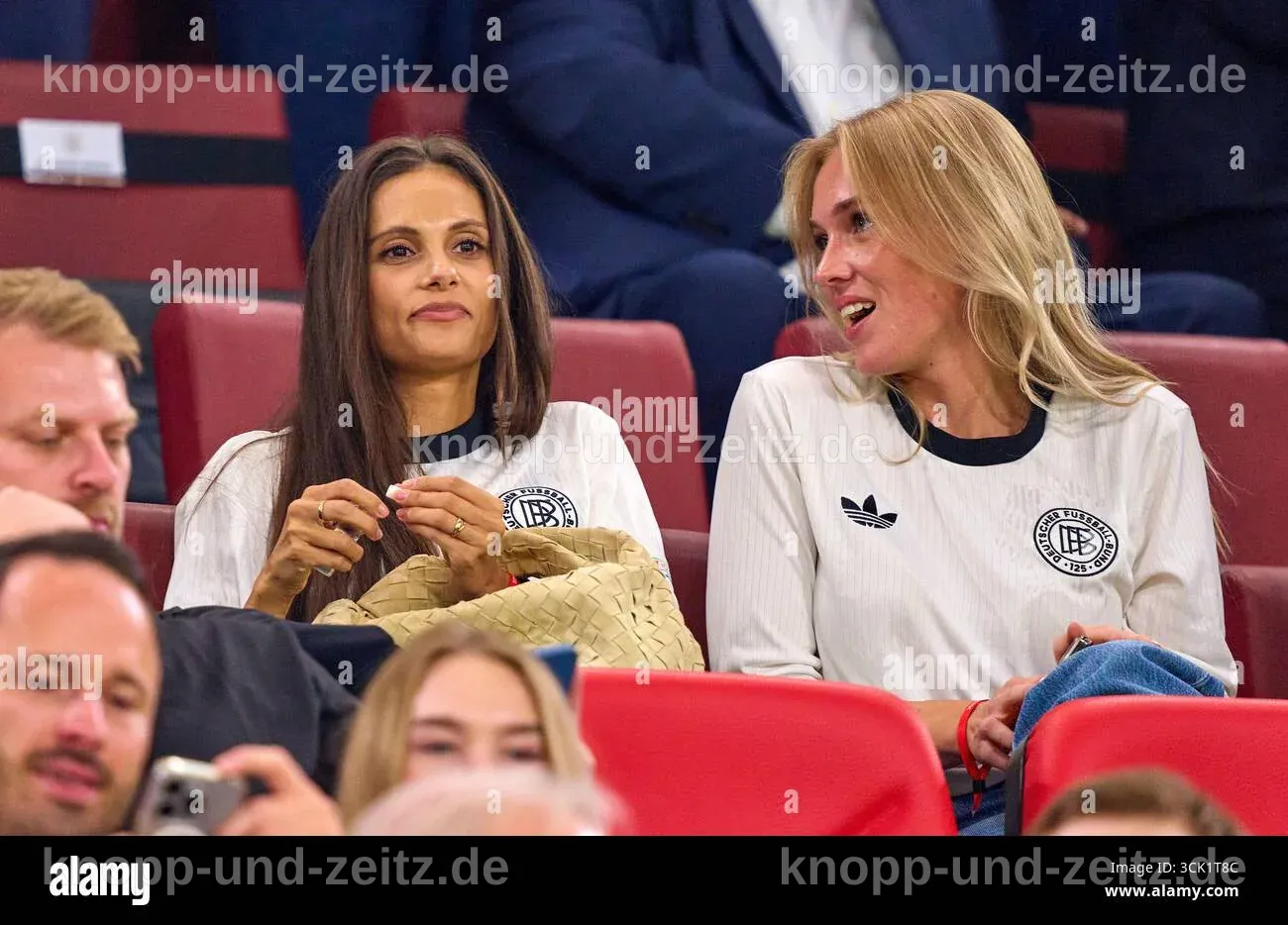 Leon Goretzka mit Mathea Fischer während eines Spiels der FIFA-Weltmeisterschaft.