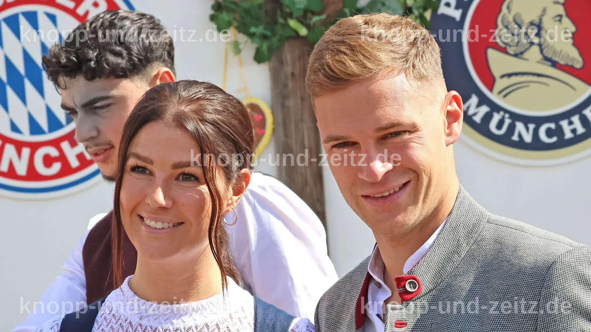 Joshua Kimmich und Lina Kimmich posieren glücklich zusammen.