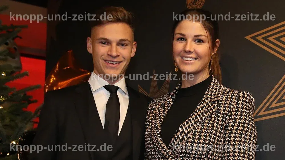 Joshua Kimmich und Lina Kimmich bei ihrer Hochzeitsfeier, beide strahlend.