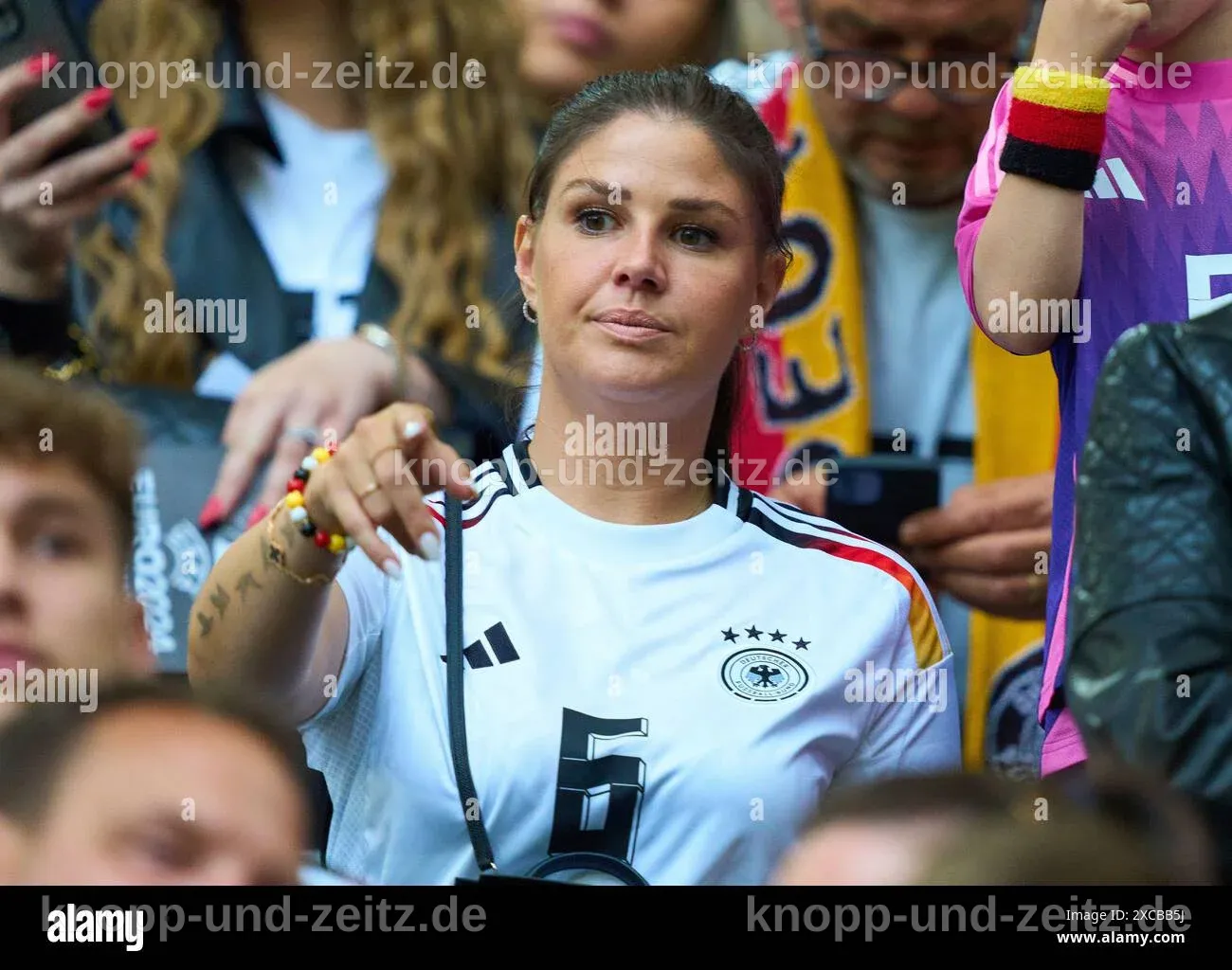 Lina Meyer sitzt auf der Tribüne während eines Fußballspiels.