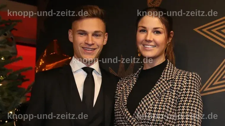 Lina Meyer posiert lächelnd für die Kamera bei einem Event.