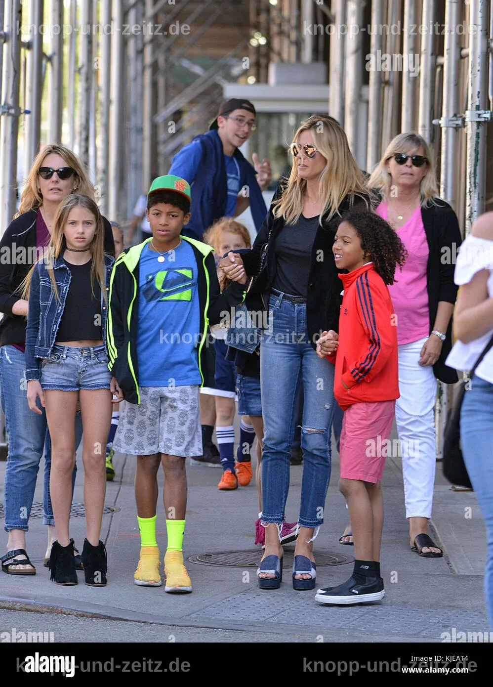 Heidi Klum und Lou Samuel posieren gemeinsam für ein Fotoshooting.