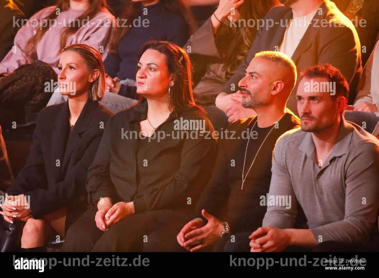 Maria Zarrella auf der Bühne während einer Live-Show mit Publikum.