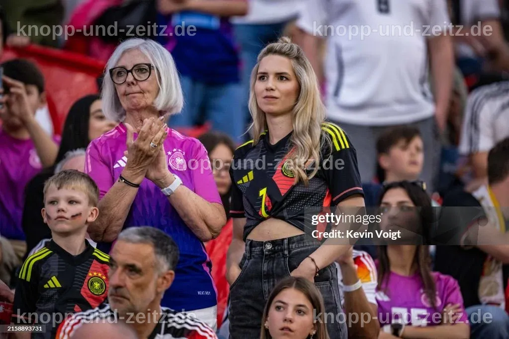 Marita und Anika Neuer, die Familie von Manuel Neuer, posieren zusammen.