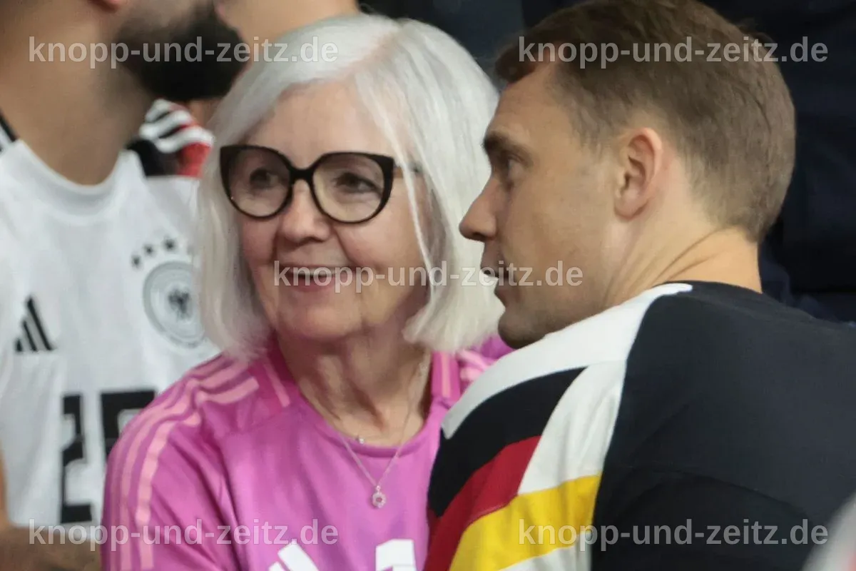 Marita Neuer mit einem modernen Bob-Haarschnitt in grauer Farbe.