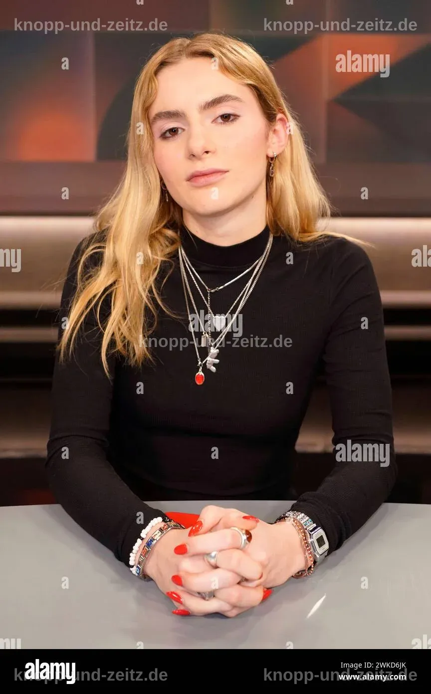 Mia Güthe diskutiert in der ARD-Talkshow mit anderen Gästen.