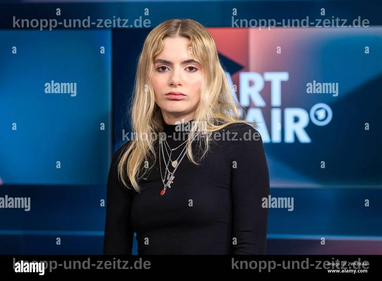Mia Güthe als Moderatorin im Polittalk hart aber fair im Studio.