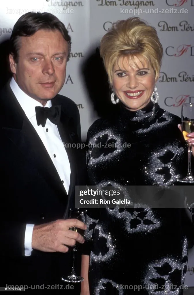 Riccardo Mazzucchelli und Ivana Trump bei den CFDA Awards, elegant gekleidet.