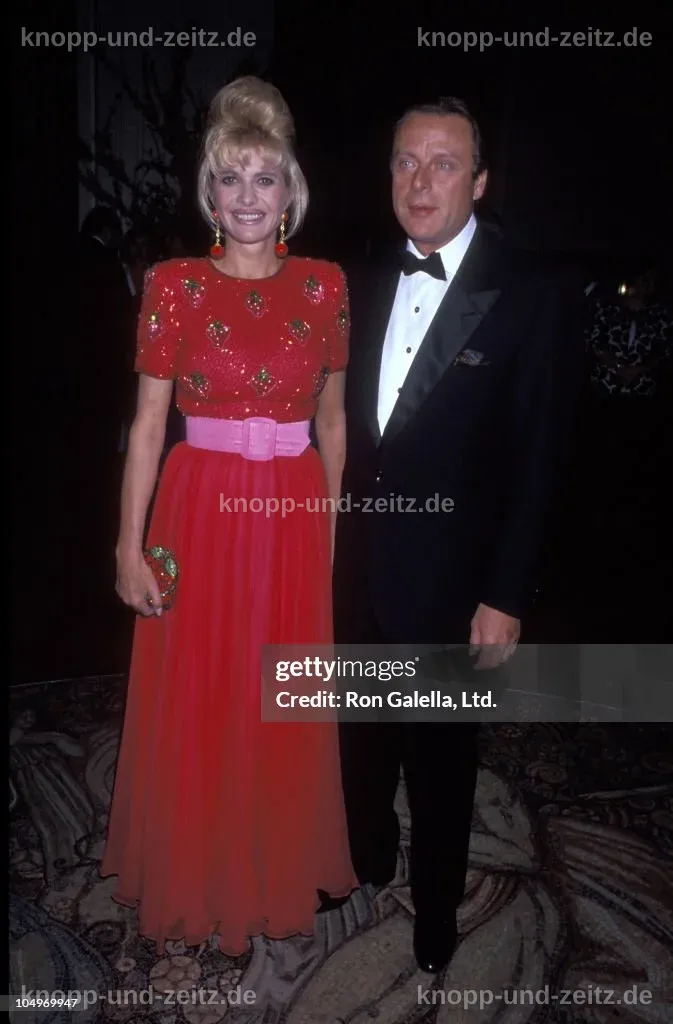 Ivana Trump überreicht Riccardo Mazzucchelli die Ellis Island Medal, feierliche Stimmung.