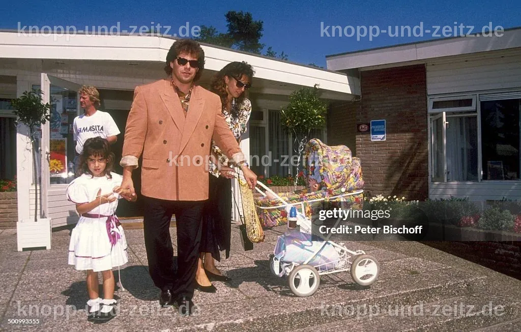 Familienfoto von Andy Borg, Sabine und den Kindern Jasmin und Patrick in einem Park.