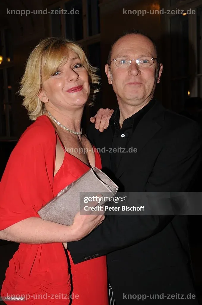 Saskia Vester und Robert Flörke posieren stolz bei der Verleihung des 22. Bayerischen Filmpreises.
