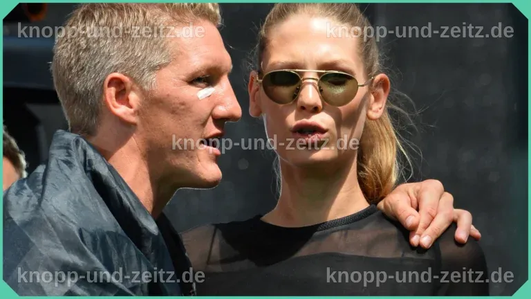 Bastian Schweinsteiger und Silva halten Händchen bei einem öffentlichen Auftritt.