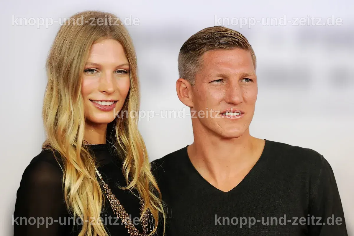 Bastian Schweinsteiger und Silva posieren lässig bei einem Event.