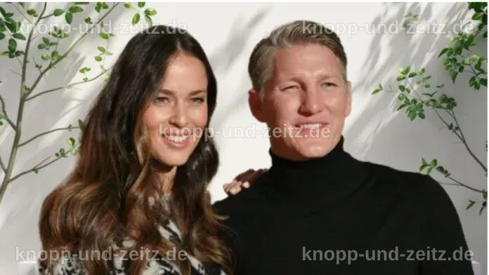 Silva und Bastian Schweinsteiger halten Händchen und strahlen vor Freude.