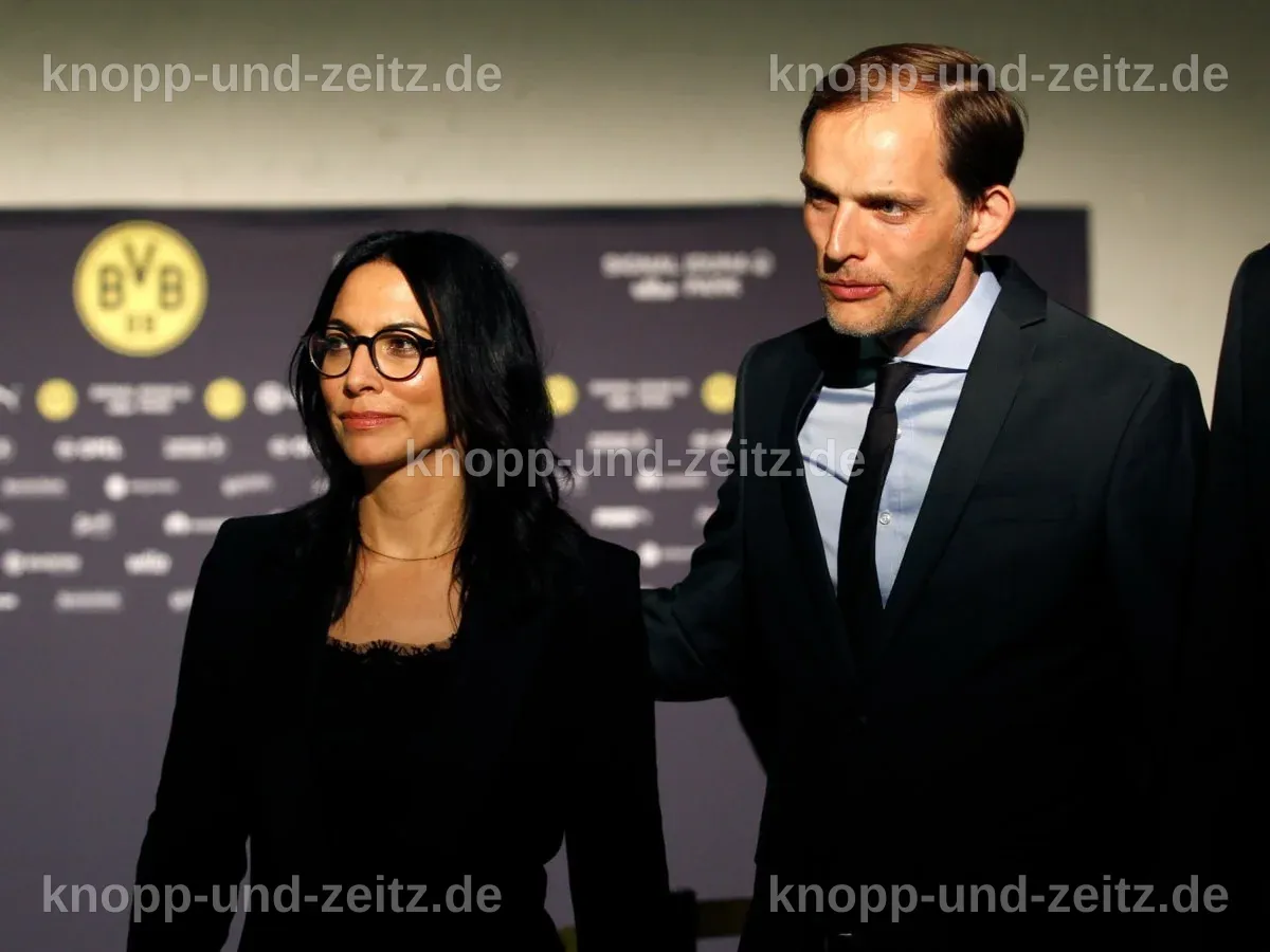 Sissi Tuchel steht neben Thomas Tuchel bei einer Veranstaltung.