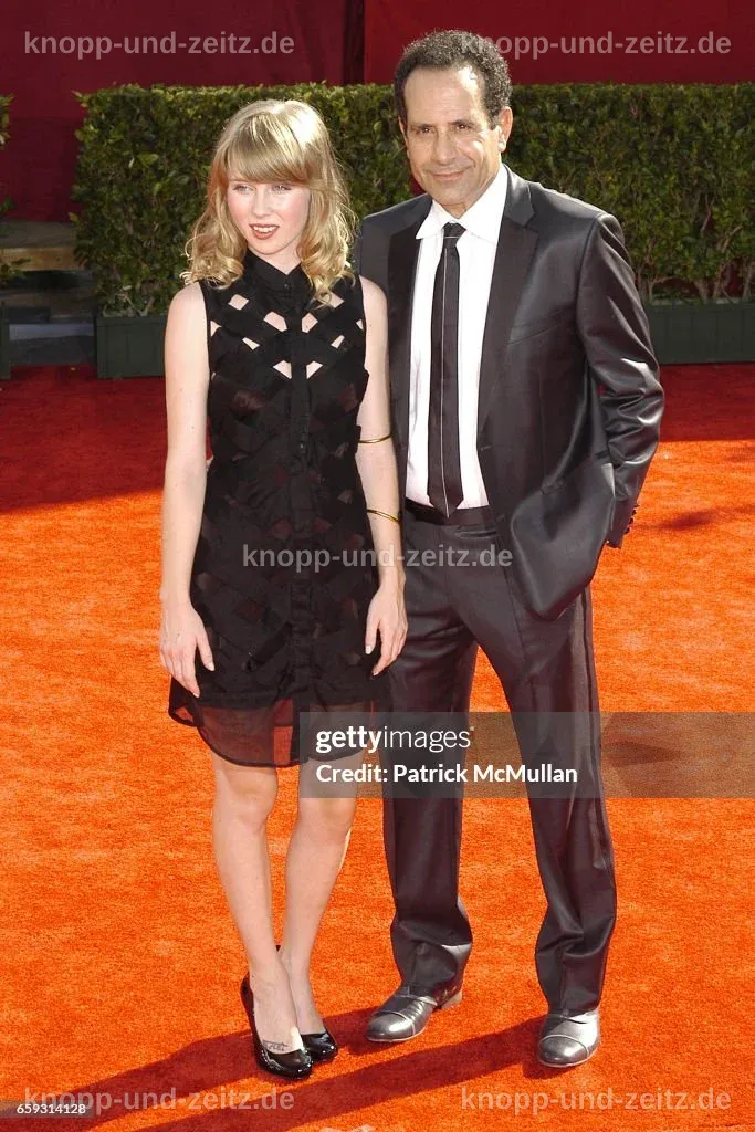 Sophie Shalhoub und Tony Shalhoub auf dem roten Teppich bei den Emmy Awards.