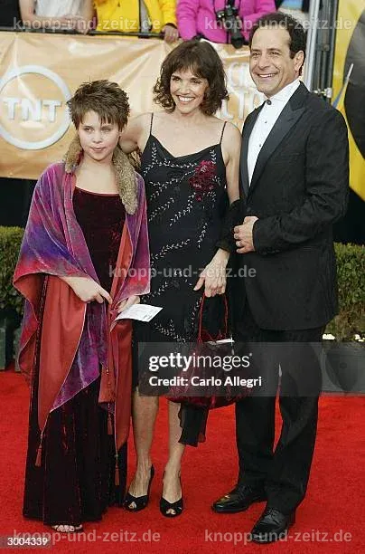Sophie Shalhoub und Tony Shalhoub stehen zusammen für ein Porträtfoto.