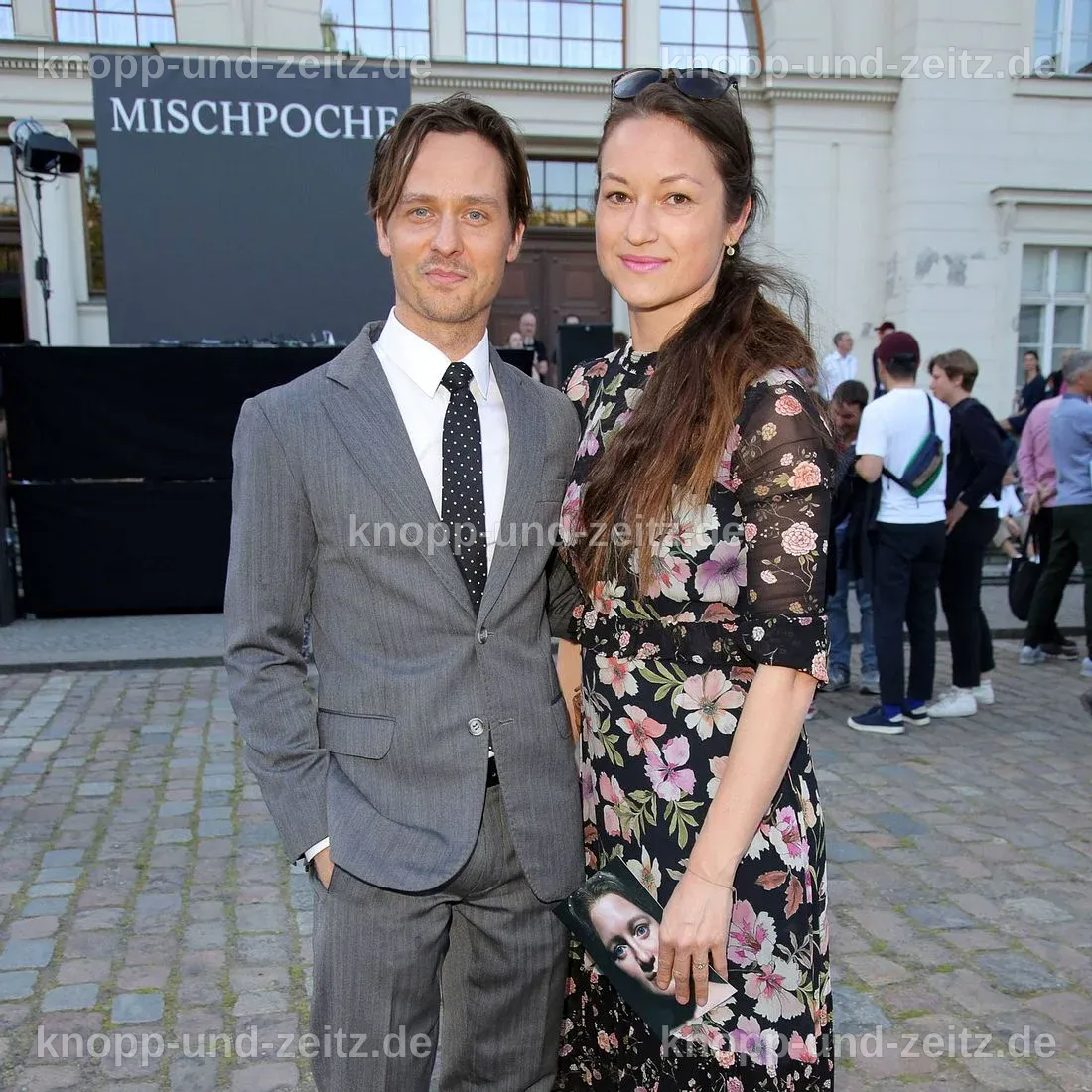 Tom Schilling, seine Frau Annie und ihre Kinder lächeln zusammen.