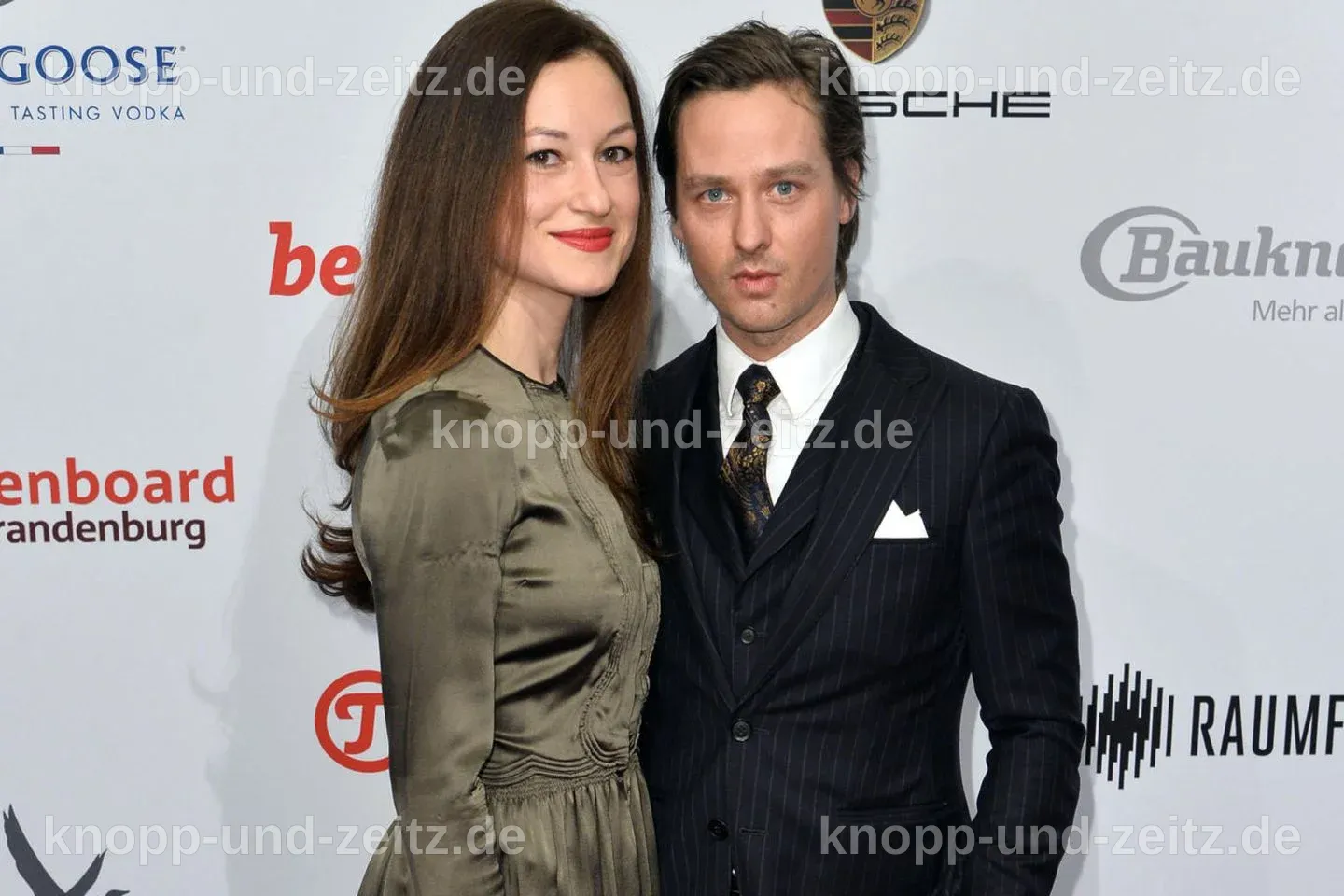 Tom Schilling und seine Frau Annie posieren für ein Foto.
